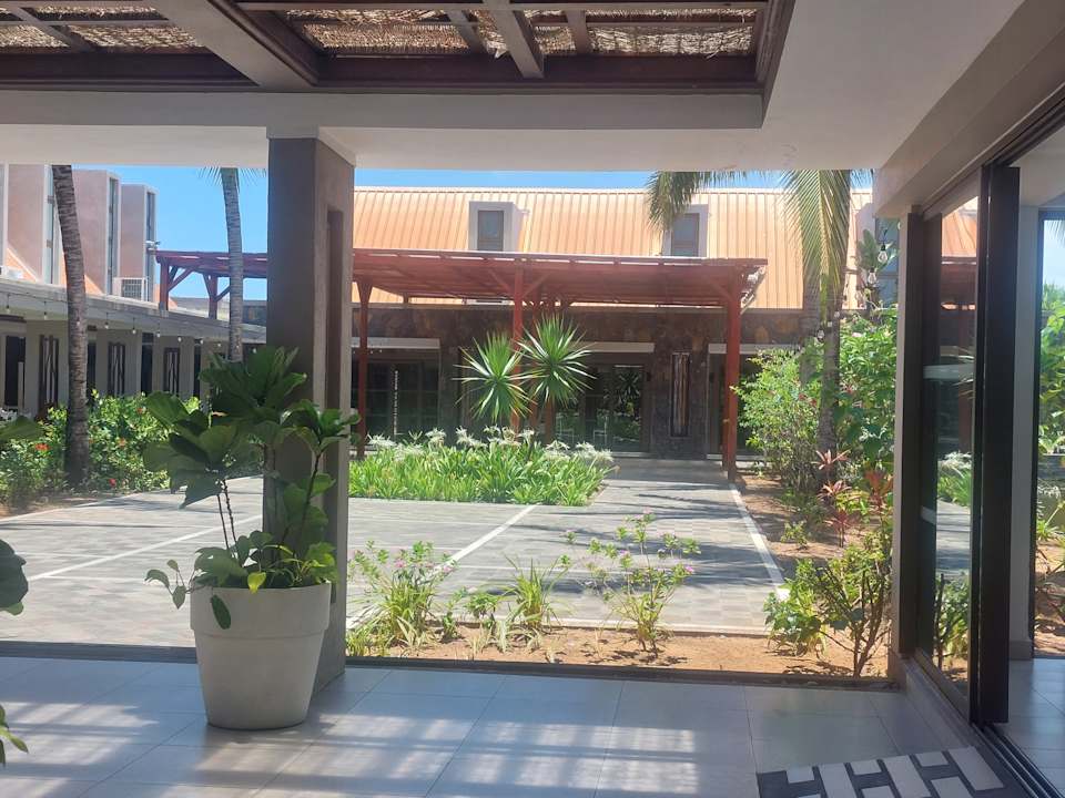 Lobby Crystals Beach Resort Belle Mare, a member of Radisson Individuals