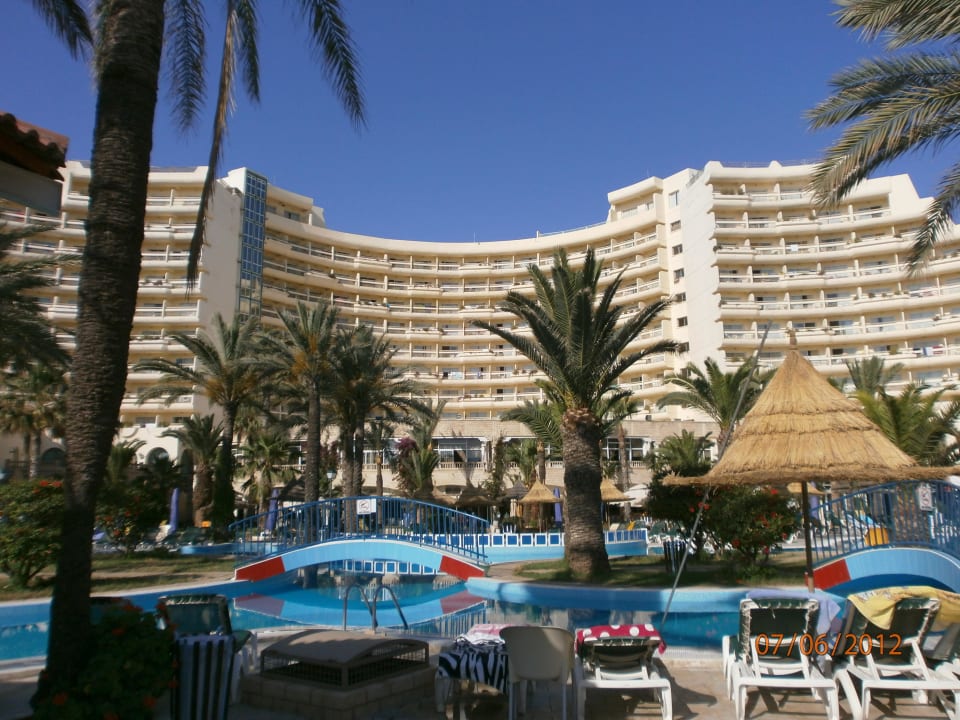 Blick vom Pool zum Hotel Riadh Palms Resort & Spa