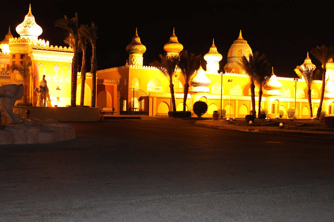 Eingang am Abend Pickalbatros Alf Leila Wa Leila Resort - Neverland Hurghada