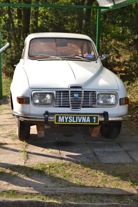 Бибика во дворе Hotel Myslivna