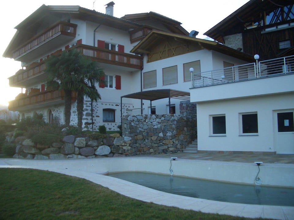 Außenansicht mit Garten und Pool Pension Plarserhof