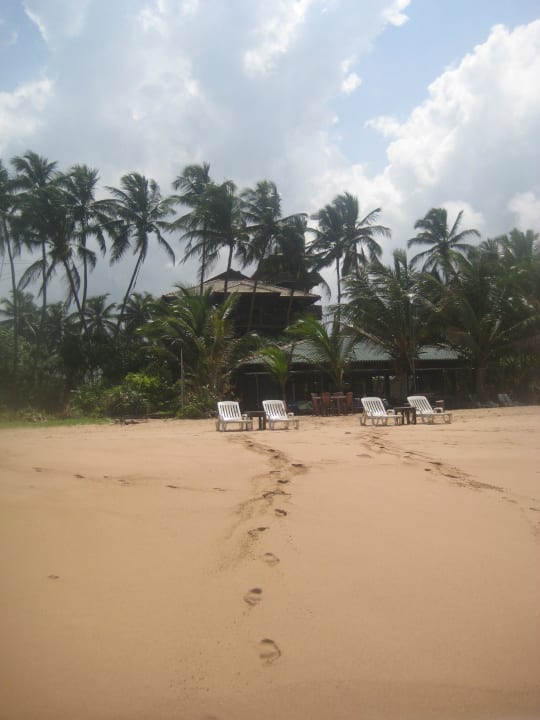 Strand mit Beachbar, im Hintergrund Warahena Hotel Hotel Bentota Village