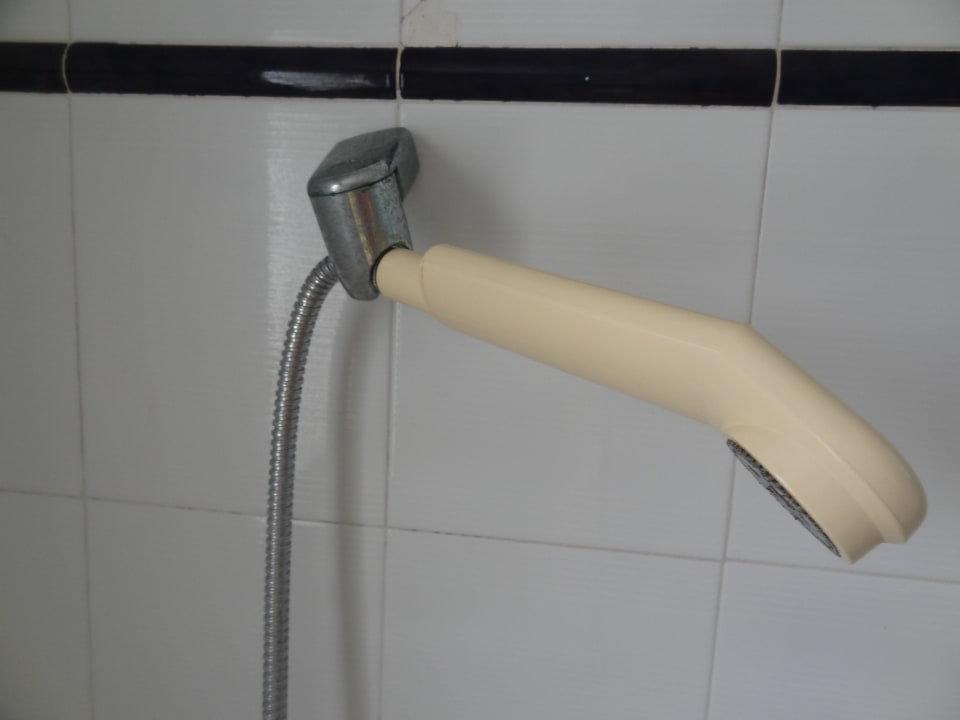 Duschkopf-Halterung kaputt. Duschkopf hängt... Hotel Don Felipe