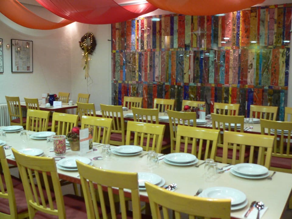Bunt gestalteter Speiseraum Jugendherberge An Der Saarschleife