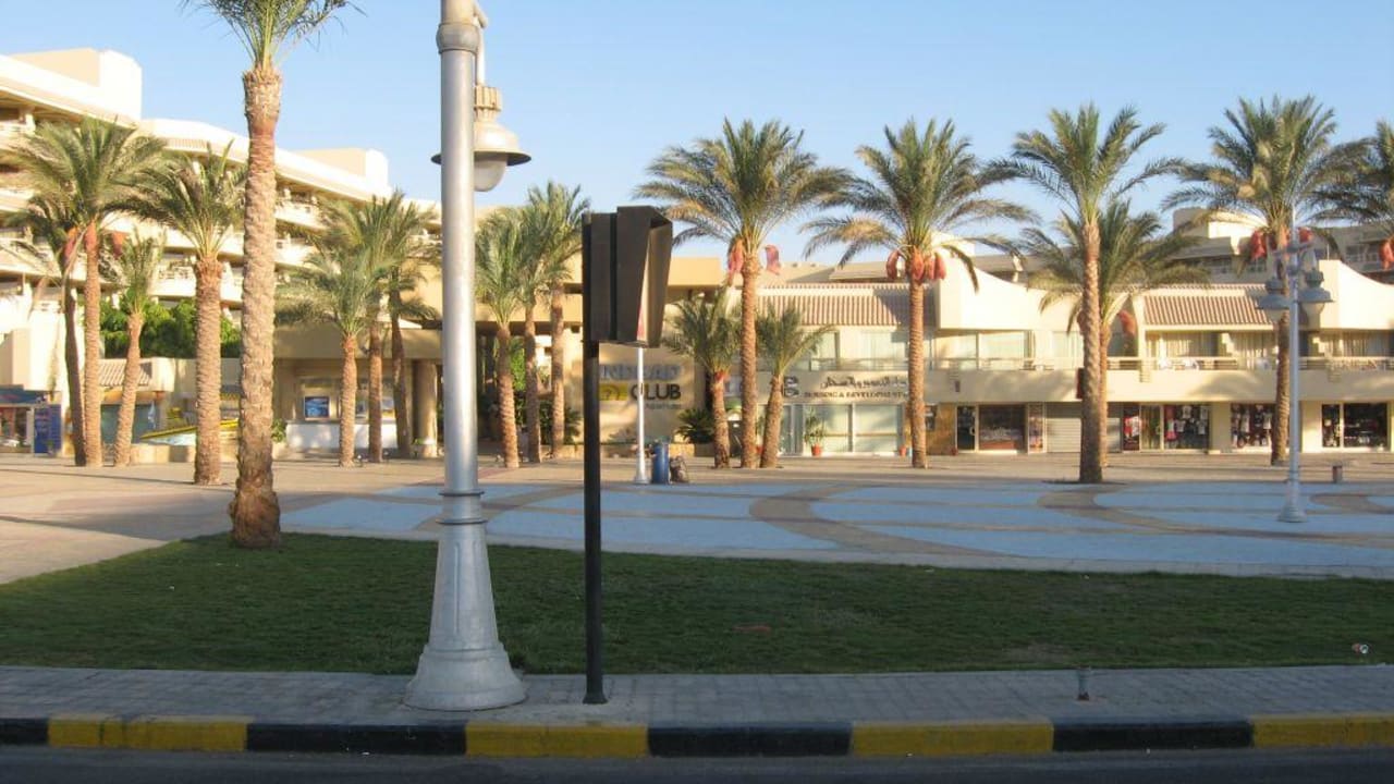 Widok na hotel od strony promenady Sindbad Club