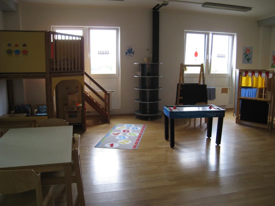 Spielzimmer All In Red Thermenhotel