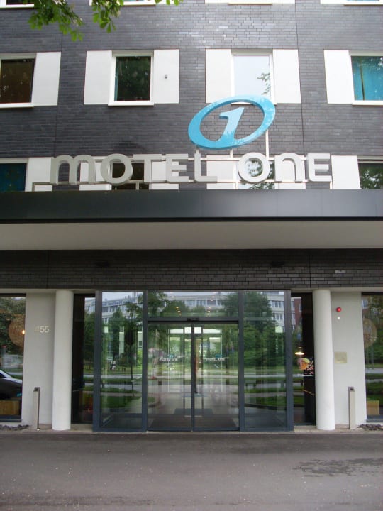 Hoteleingang Motel One Hamburg Airport