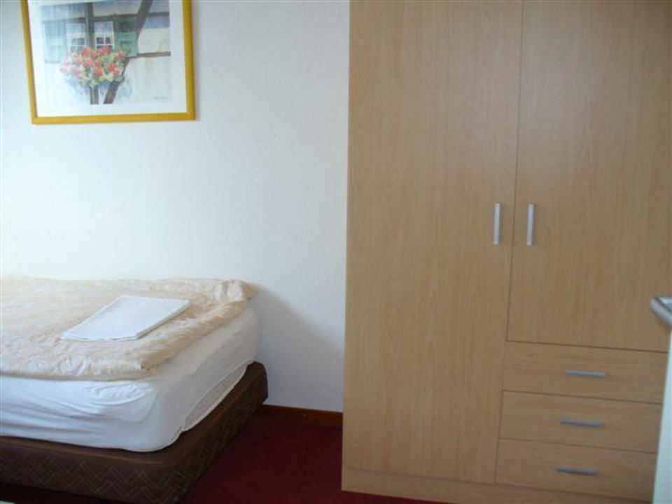 Kleines Zimmer OG mit 2 Einzelbetten und Schrank Apartments Stegelshof