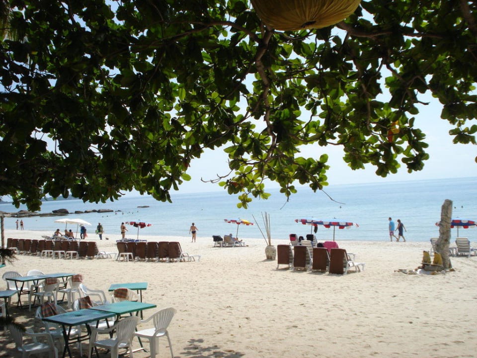 Strandabschnitt nach links blickend The Fair House Beach Resort