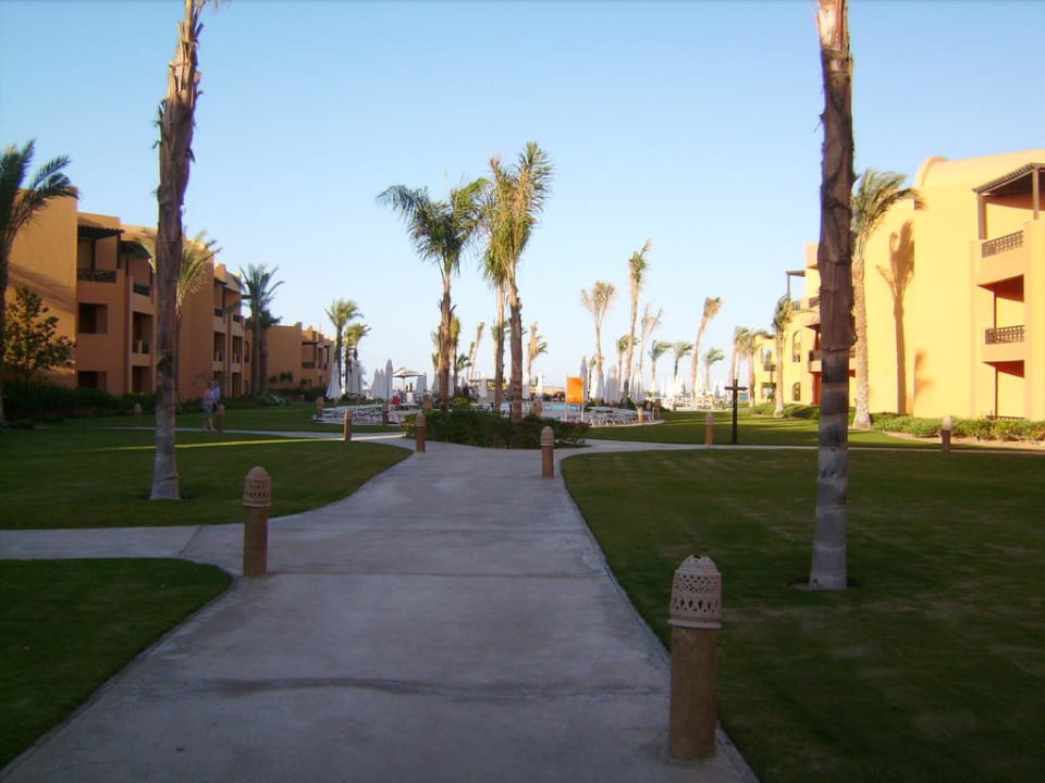 Gartenanlage mit Weg zum Strand Stella Beach Resort & Spa Makadi Bay