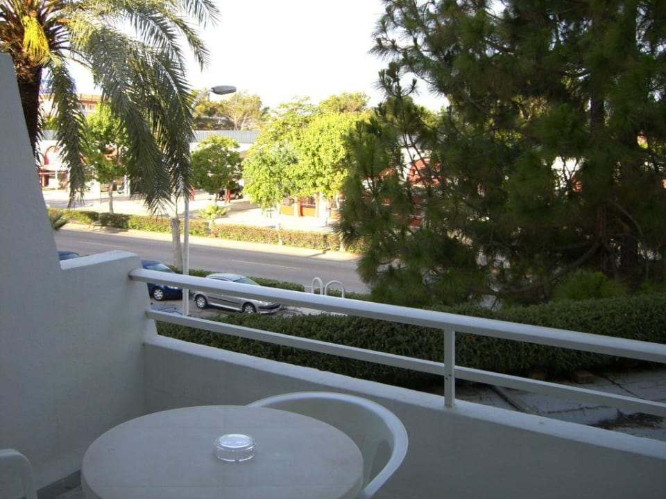 Ausblick vom Zimmer auf die Straße Iberostar Waves Playa de Muro