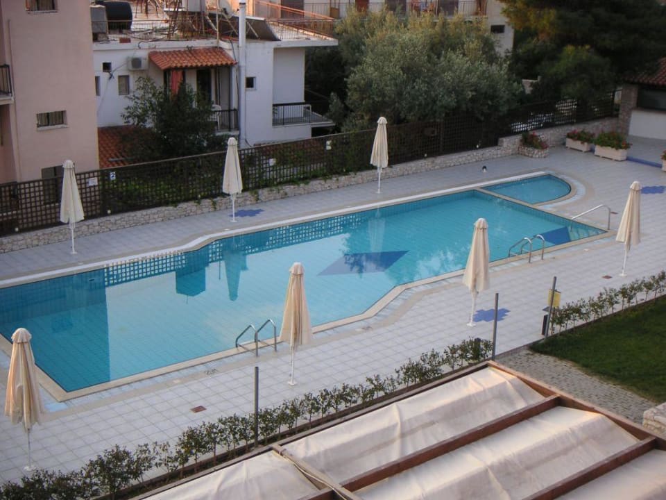 gepflegter kleiner Pool Hotel Apollon