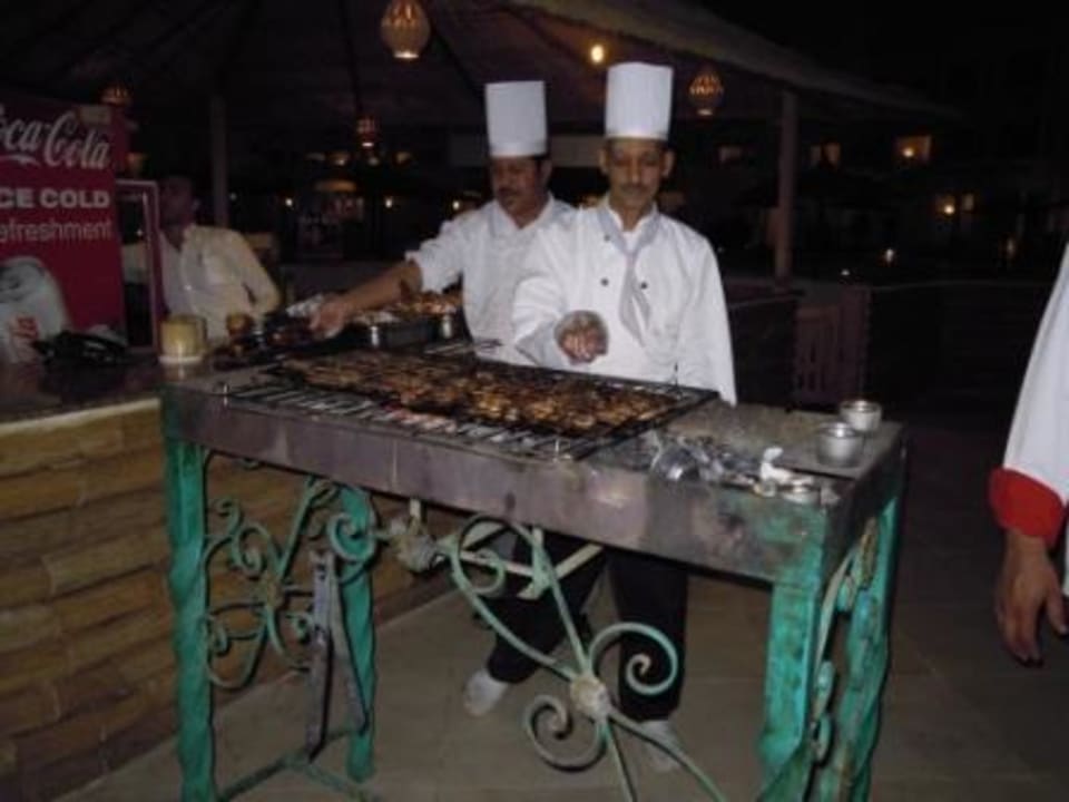 Frisch gegrilltes Abendessen Coral Sun Beach