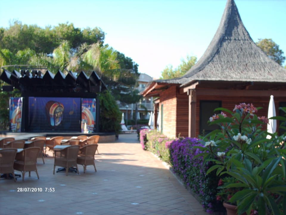 Bühne und Poolbar VIVA Cala Mesquida Suites & Spa 16+