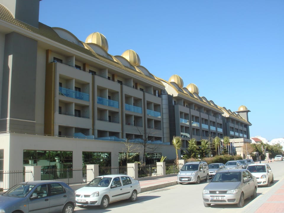 Straße vor dem Hotel Aydinbey Kings Palace & Spa