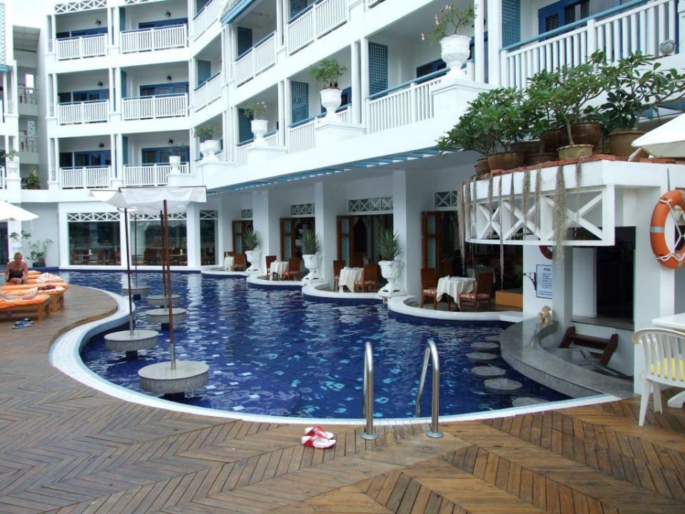Pool 1 mit Poolbar Hotel Andaman Seaview