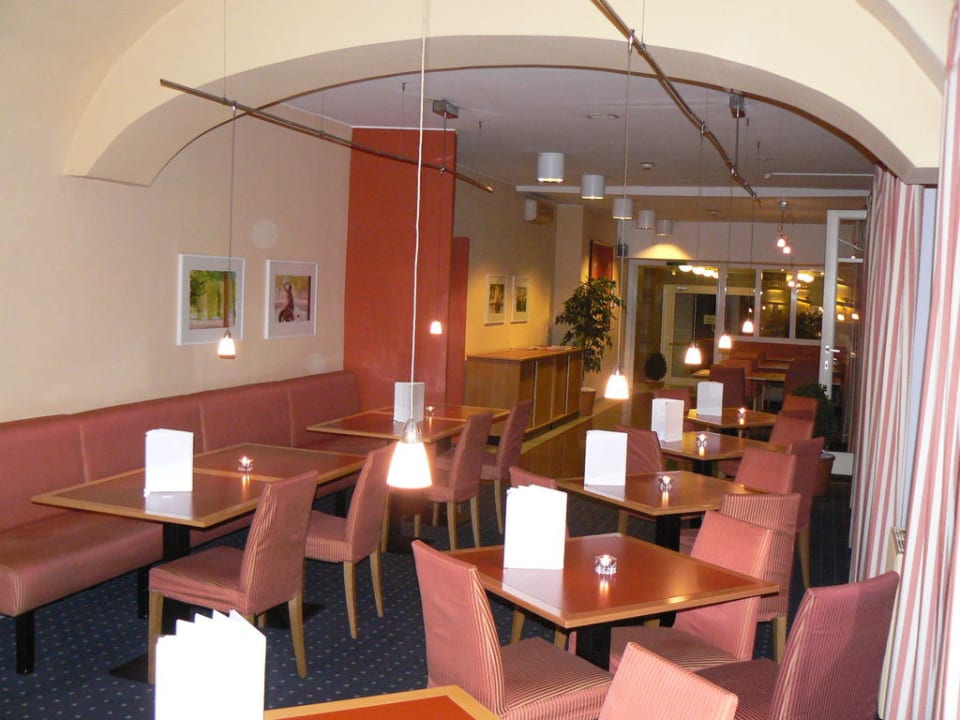 Ein Raum des Restaurants von der Bar aus Holiday Inn Wien - City