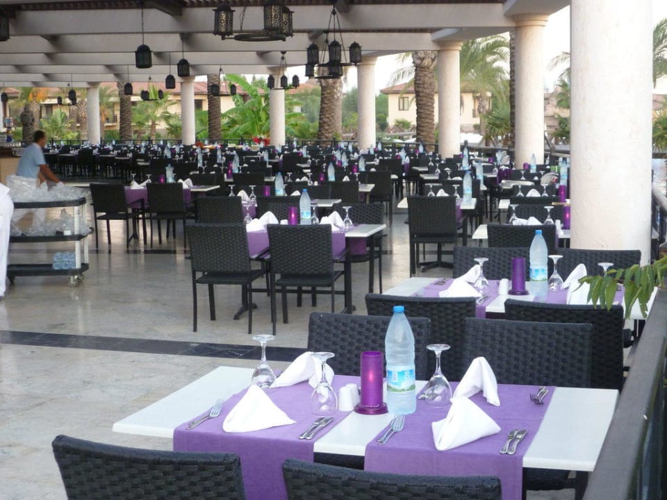 Sehr schön eingedeckte Terrasse TUI BLUE Palm Garden