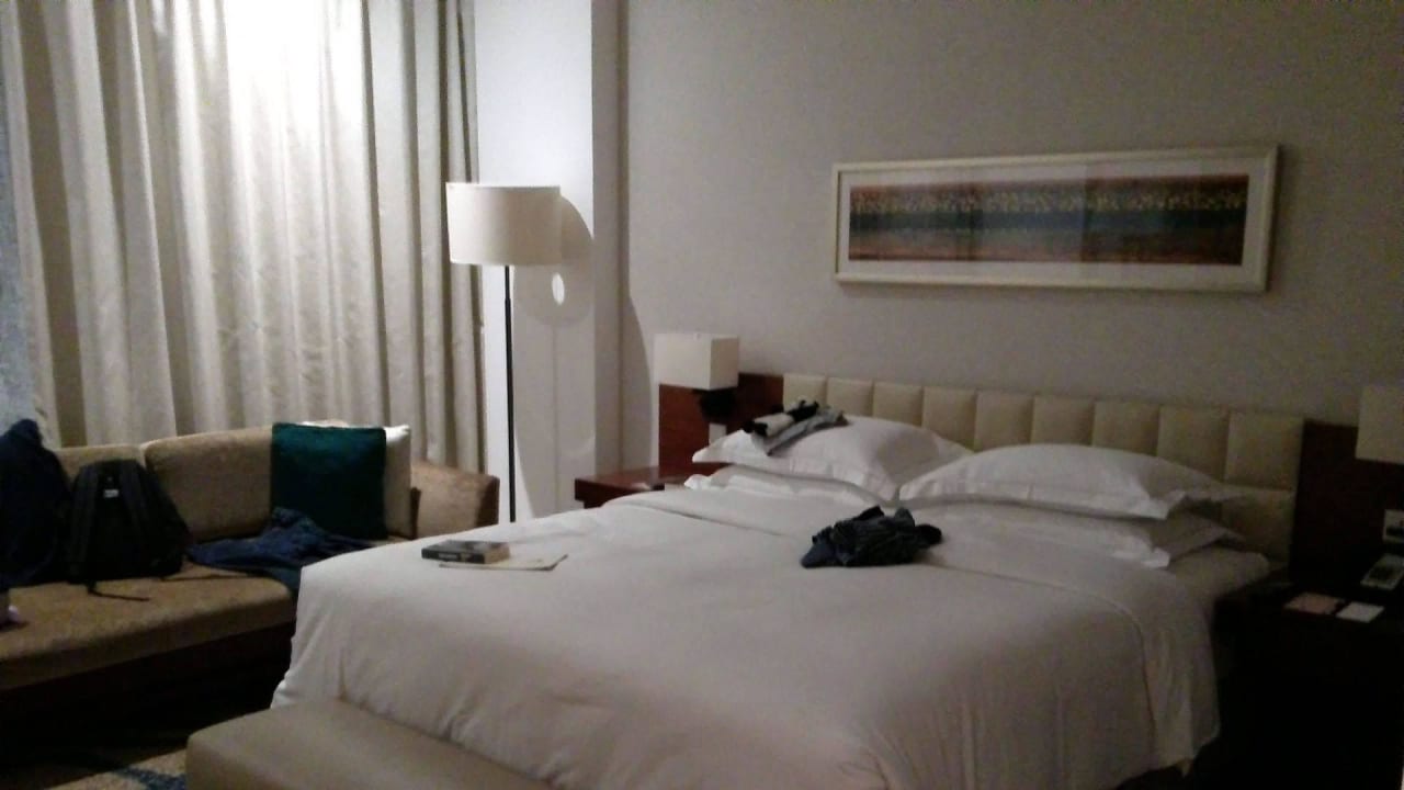 Blick in's Schlafzimmer DoubleTree by Hilton Dubai - Jumeirah Beach