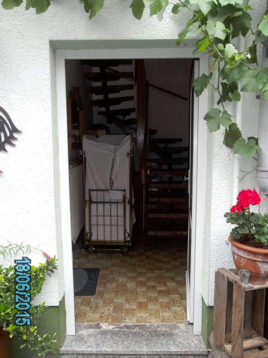 Eingang Gästehaus Hotel Reblaus