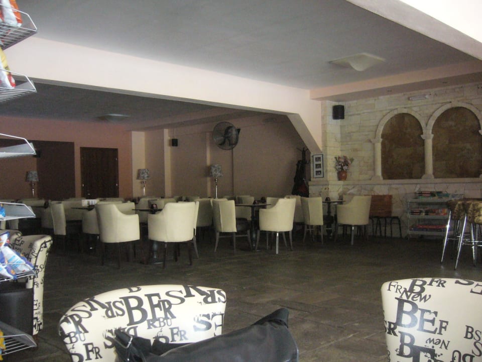 An der Hotelbar Philoxenia Hotel