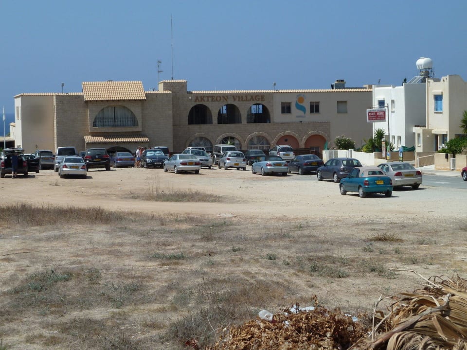 Etwas erhaben, aber direkt vor dem Hotel Atlantica Akteon