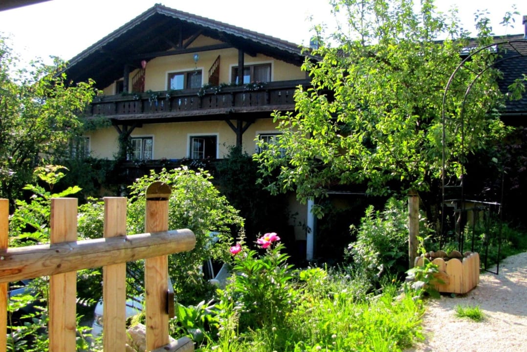Westansicht und Gartengelände Landhotel Waldmühle