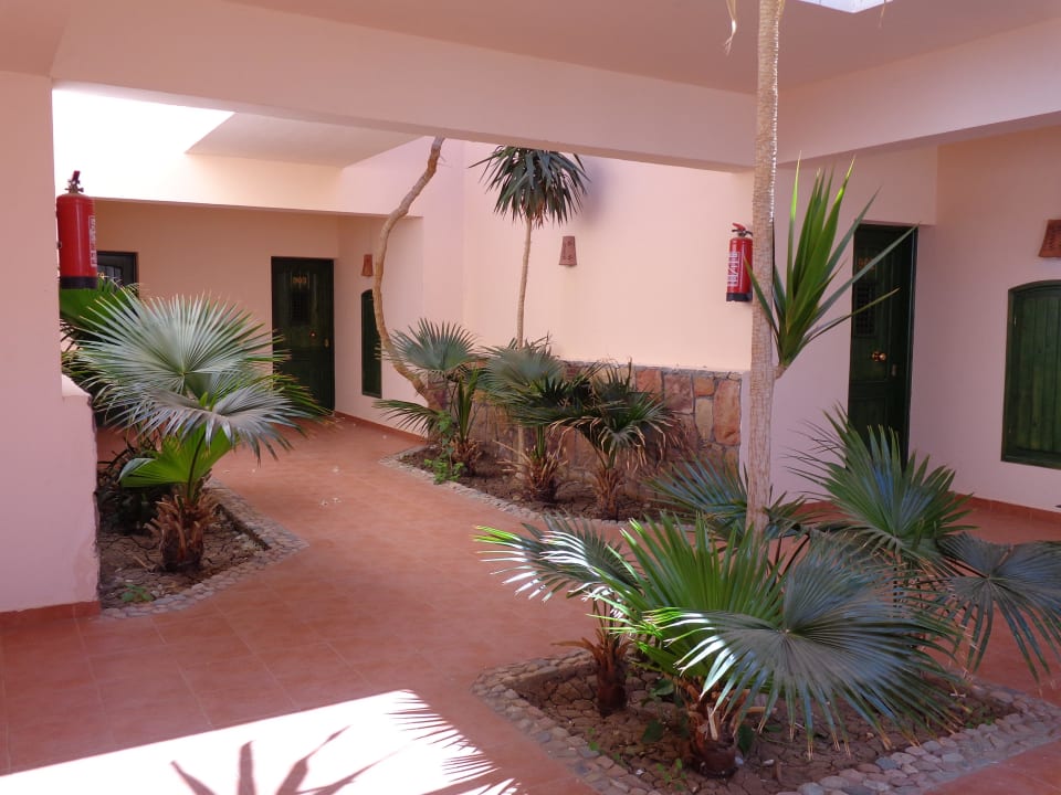 Patio au RdC, avec chambres autour et à l'étage Shams Alam Beach Resort