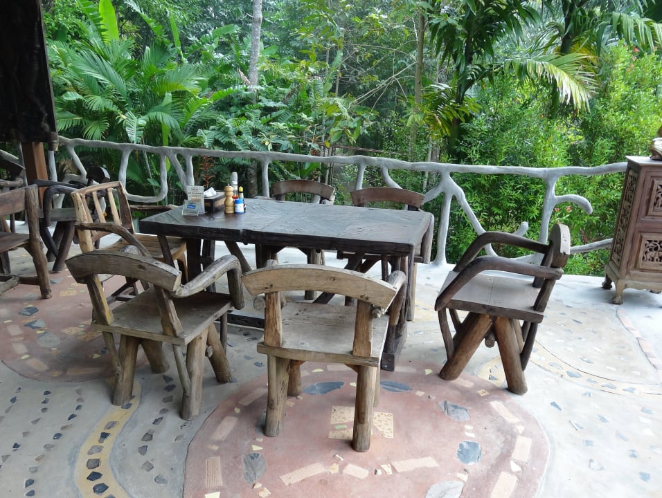 Tisch im offenen, rustikalen Restaurant Elephant Hills