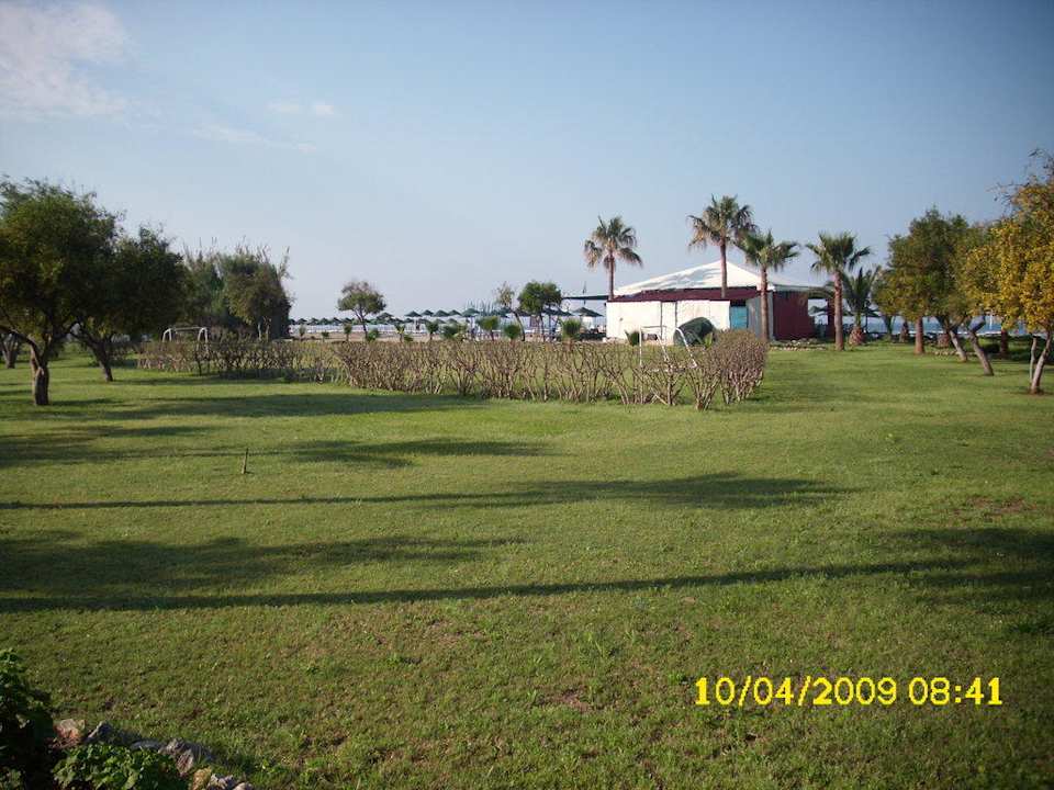 Gartenanlage am Strand mit Liegewiese Kırbıyık Resort Hotel - Alanya