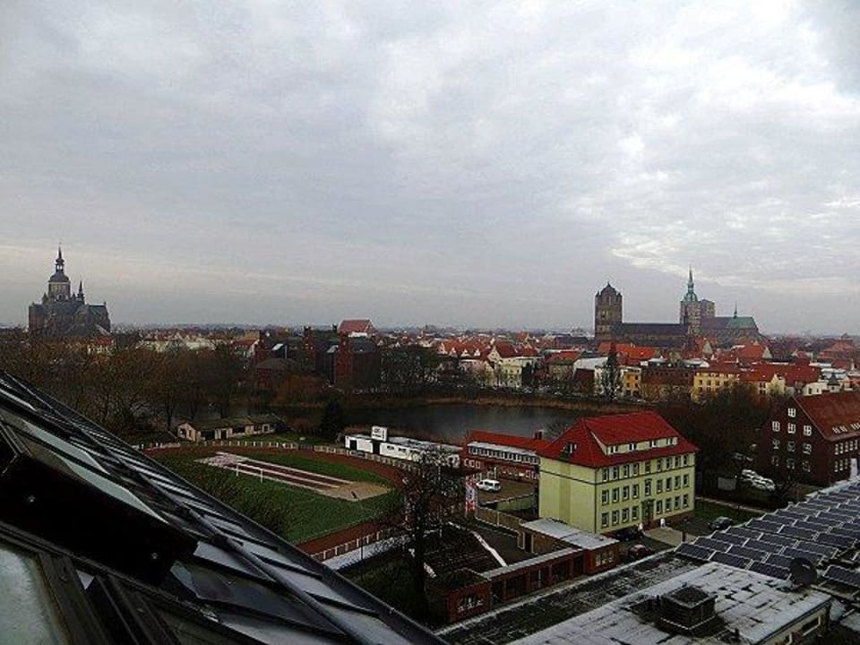 Blick vom Fitnessraum zur Stralsunder Altstadt Hotel Baltic Stralsund