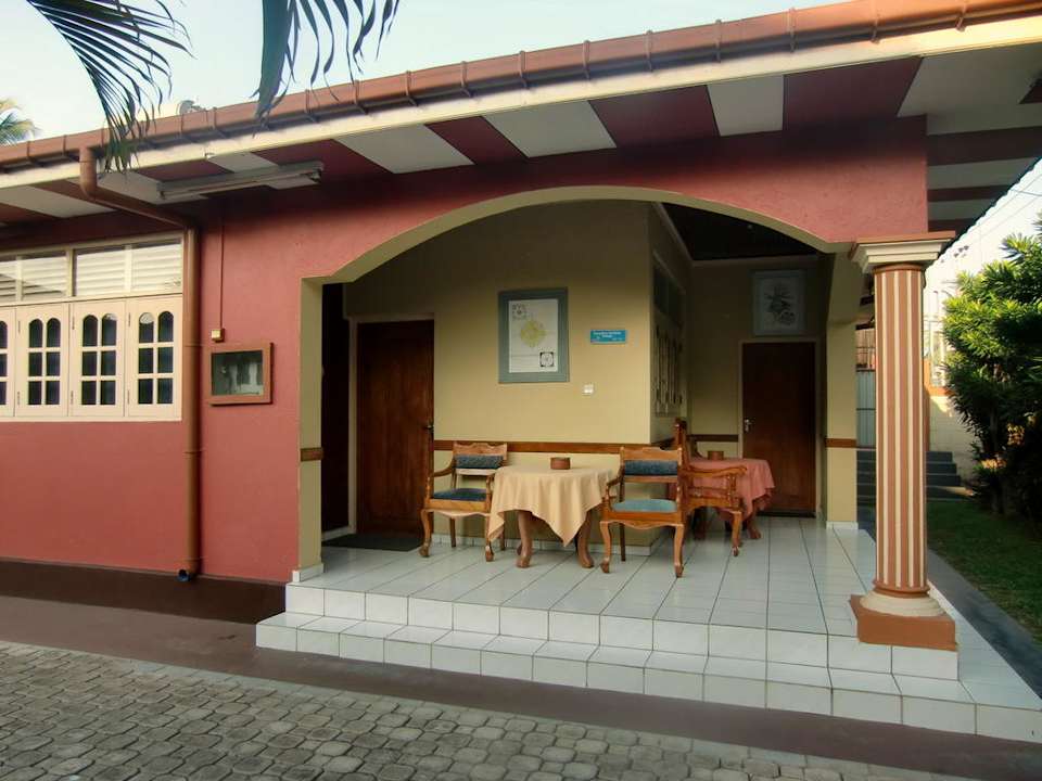 Vor dem Bungalow-Zimmer eine kleine Terrasse Paradise Holiday Village