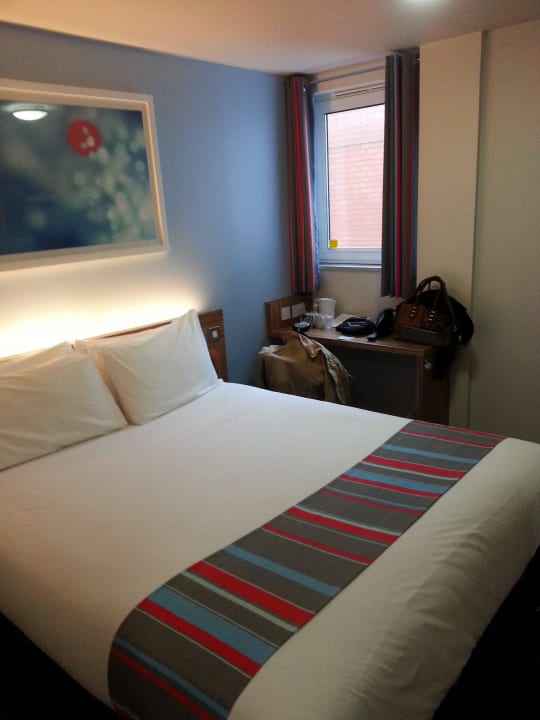 Bett mit Fensterblick Travelodge London Ealing