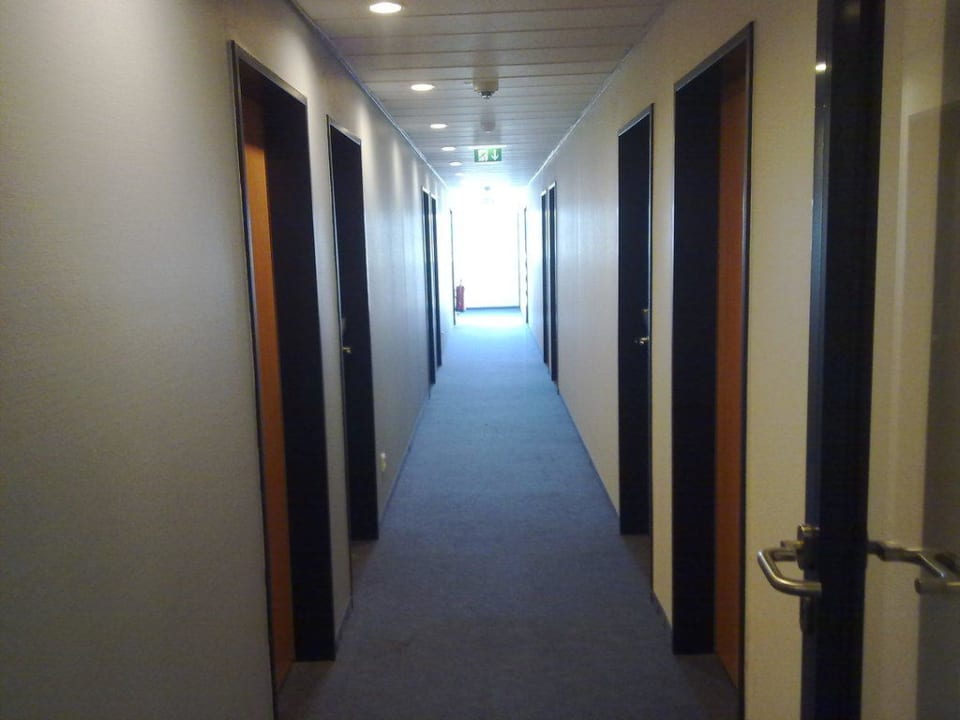 Flur des Hotels B&B Hotel Frankfurt-Hahn Airport