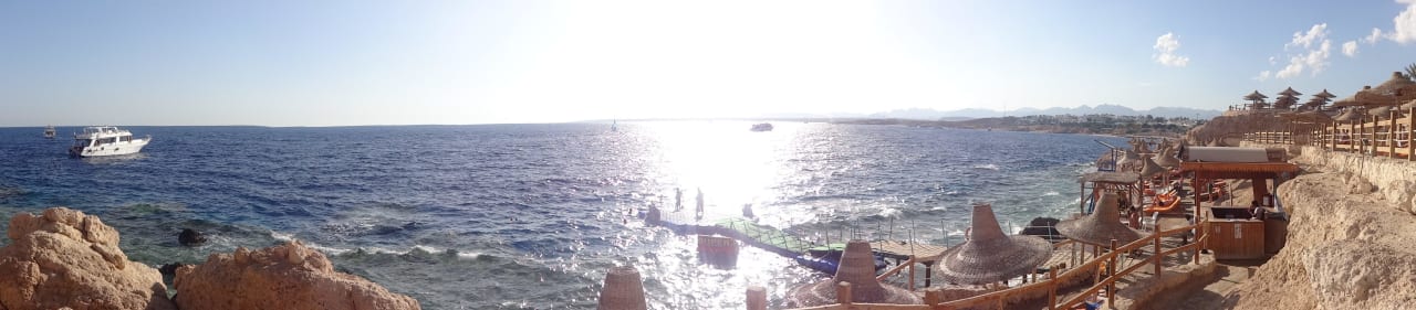 Der grosse Liegebereich mit dem Steg ins Meer Sharm Resort