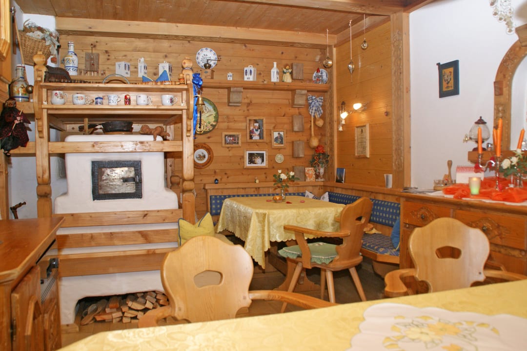 Aufenthaltsraum mit Kachelofen Gästehaus Neumayer