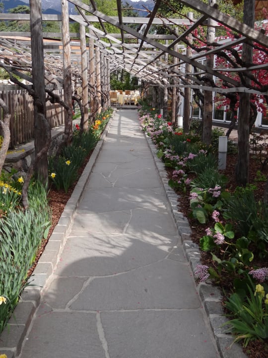 Weg vom Parkplatz zum Hotel Hotel Ansitz Plantiz