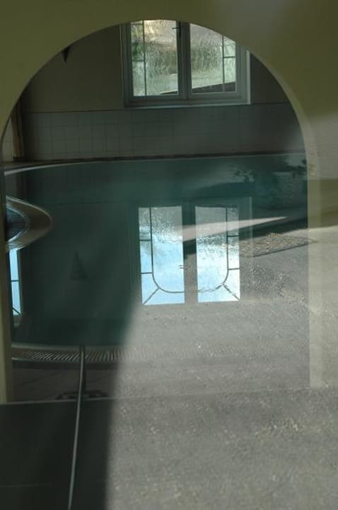 La piscina vista dall'esterno Appartment & Wellnesshotel Winkler