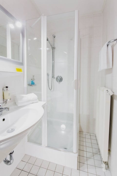 Badezimmer mit Dusche Klassik Hotel am Tor
