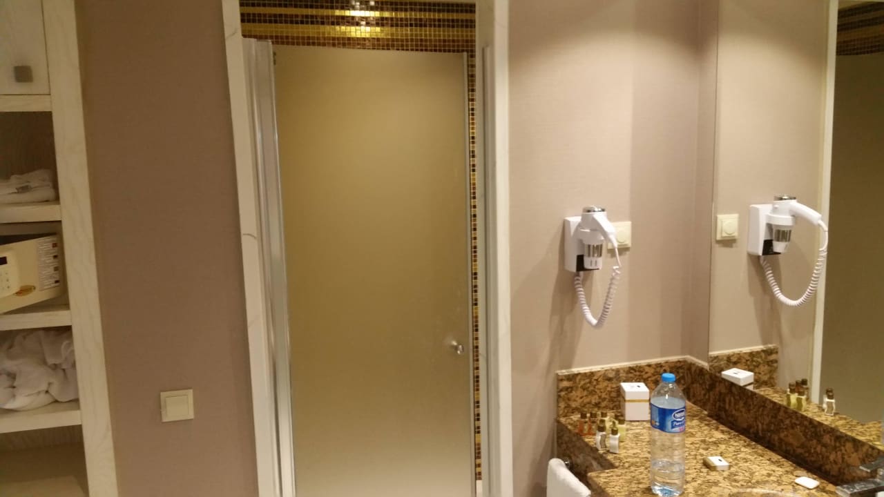 Blick zur großen Dusche Royal Taj Mahal Hotel