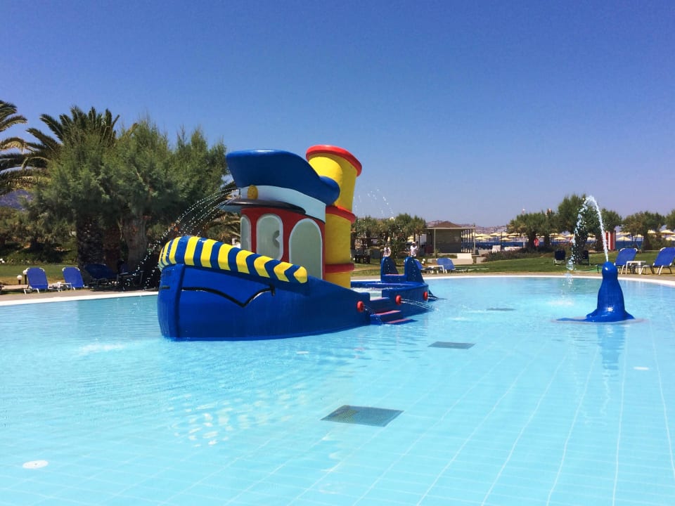Pool mit Schiff Santa Marina Beach