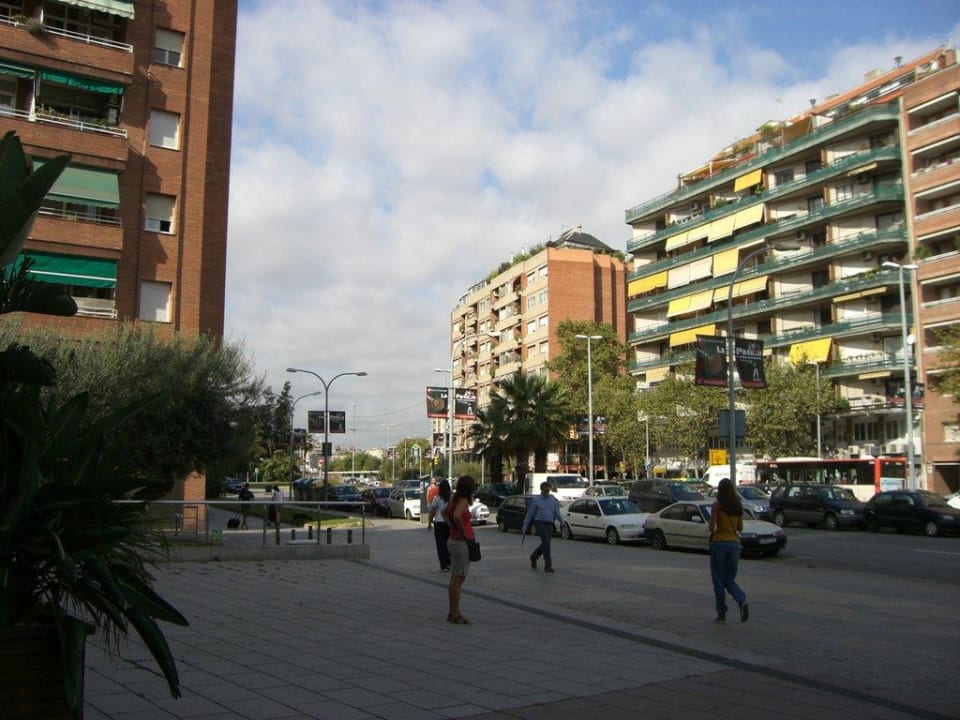 Links vom Hotel (Richtung Sants) H10 Itaca