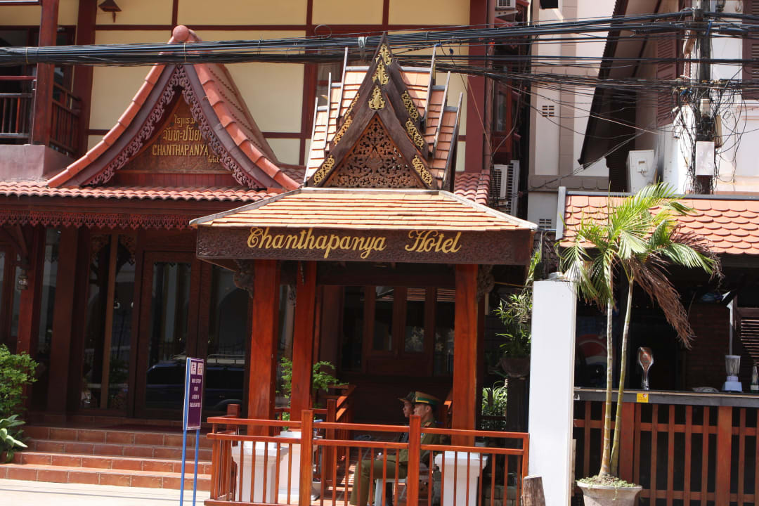 Blick von der Strasse auf die Hotelfront Hotel Chanthapanya