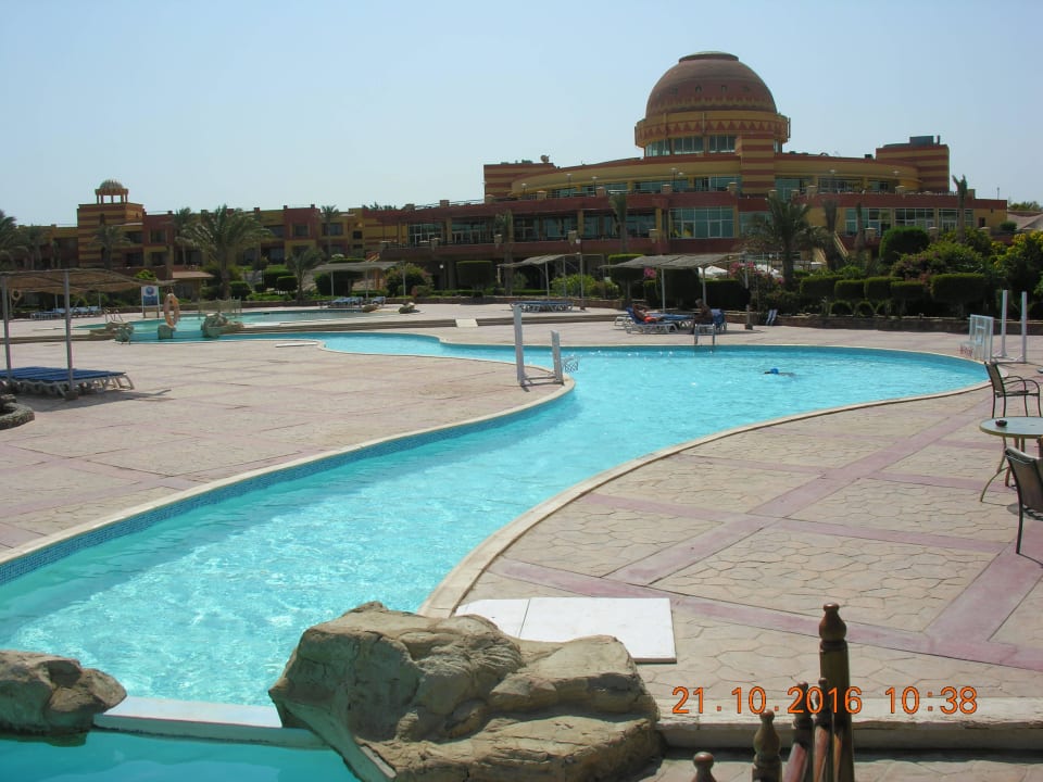 Widok na budynek recepcji Malikia Resort Abu Dabbab