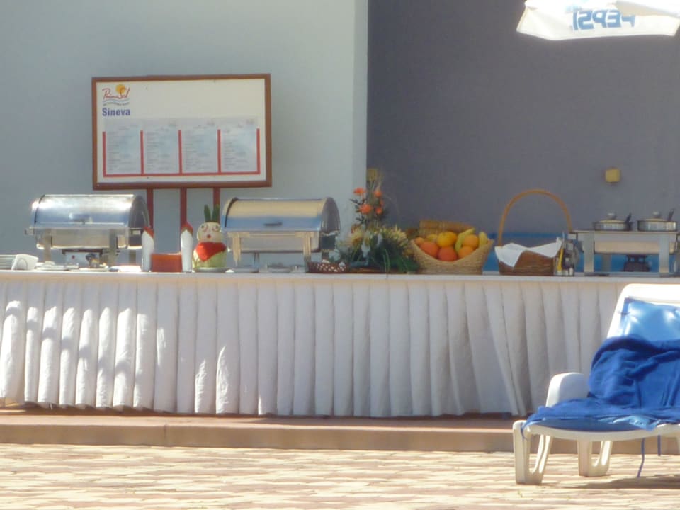 Essen beim Pool! Hotel Sineva Beach