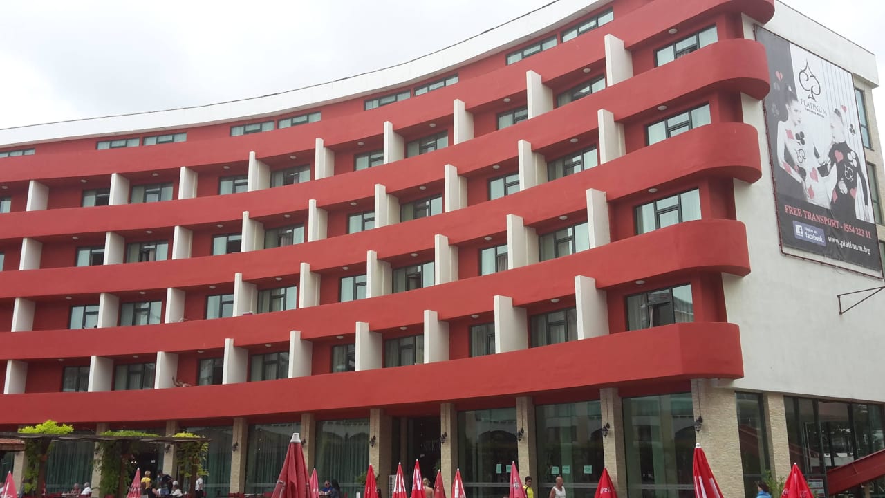 Blick seitlich vom Pool Hotel Mena Palace