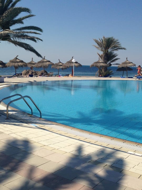 Schöner Pool direkt am Strand mit Blick aufs Meer Hotel El Mouradi Djerba Menzel