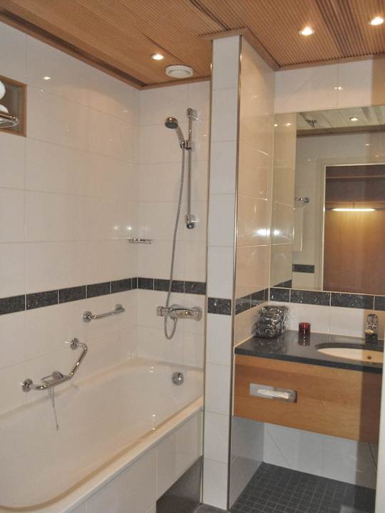 Blick ins Bad Hotel GLO Espoo Sello