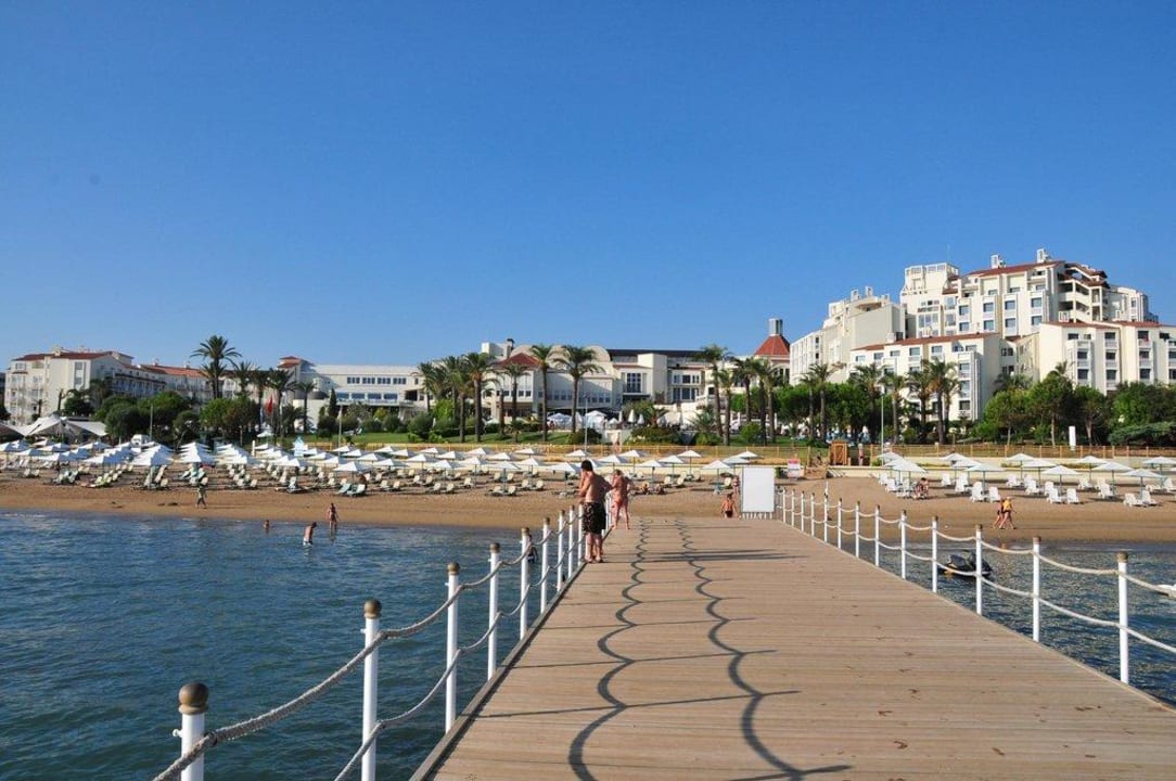 Steg mit Ausblick aufs Hotel PALOMA Perissia