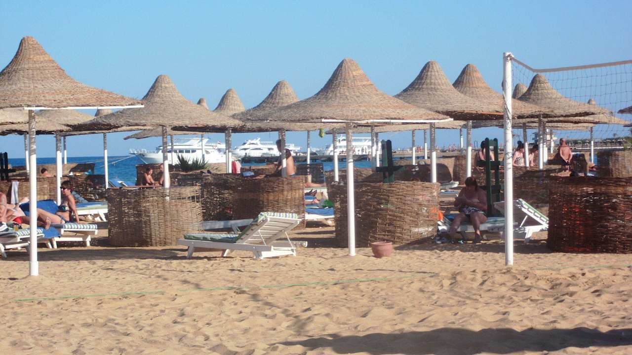 Schirme am Strand Ali Baba Palace Hotel